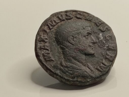 Numismática | Sestercio de Maximus (hijo de Maximino I), como César, Æ Sestertius. Roma, 236-238 d. C.